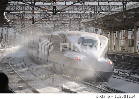 朝日に照らされる新幹線 118381114