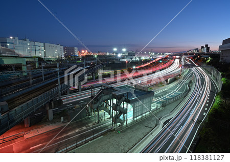 近未来な日没直後の首都高速道路 湾岸線 118381127