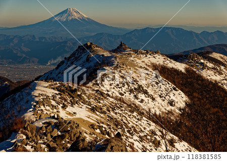 南アルプス・鳳凰山・観音岳から見る夕照の薬師岳と富士山 南アルプス・鳳凰山・観音岳から見る夕照の薬師岳と富士山 118381585