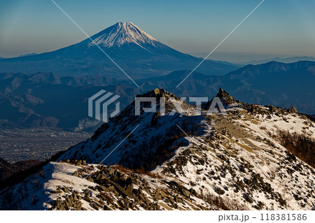 南アルプス・鳳凰山・観音岳から見る夕照の薬師岳と富士山 南アルプス・鳳凰山・観音岳から見る夕照の薬師岳と富士山 118381586