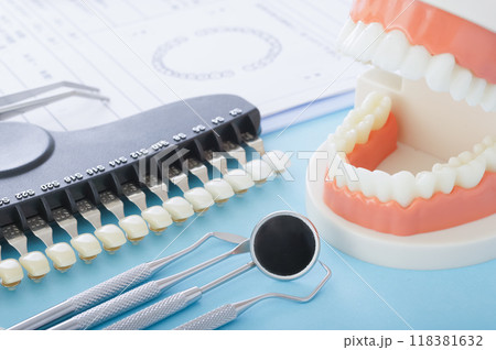 歯のホワイトニングをするイメージ 118381632
