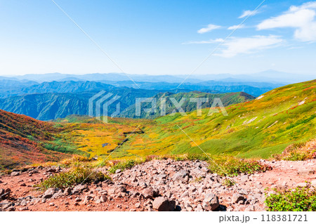 秋の焼石岳登山（焼石岳山頂）：西焼石岳方面の眺め 118381721