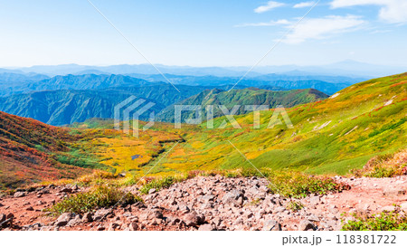 秋の焼石岳登山（焼石岳山頂）：西焼石岳方面の眺め 118381722