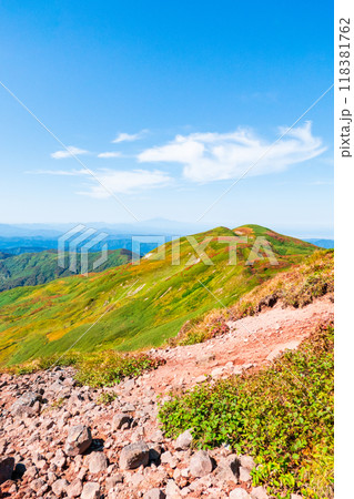 秋の焼石岳登山(焼石岳山頂):西焼石岳方面の眺め 秋の焼石岳登山(焼石岳山頂):西焼石岳方面の眺め 118381762