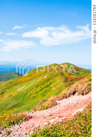 秋の焼石岳登山（焼石岳山頂）：西焼石岳方面の眺め 118381764