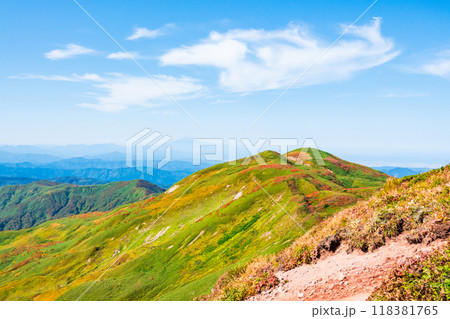 秋の焼石岳登山（焼石岳山頂）：西焼石岳方面の眺め 118381765