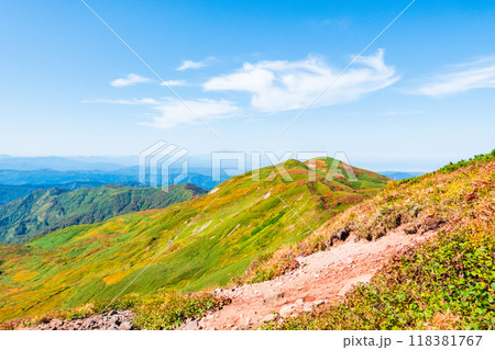 秋の焼石岳登山（焼石岳山頂）：西焼石岳方面の眺め 118381767