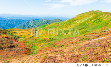 秋の焼石岳登山（焼石岳山頂）：西焼石岳方面の眺め 118381806