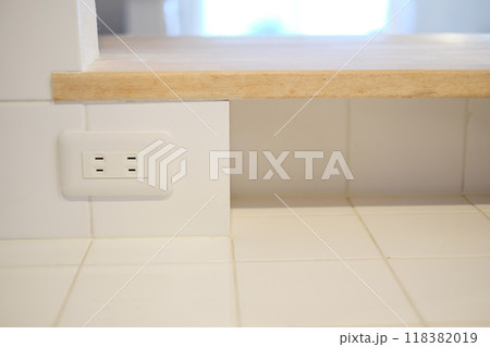 キッチンに設置したコンセント 118382019