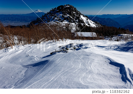南アルプス・鳳凰山・薬師岳稜線から見る砂払岳と富士山 南アルプス・鳳凰山・薬師岳稜線から見る砂払岳と富士山 118382162