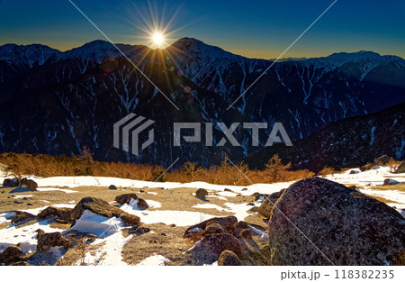 南アルプス・鳳凰山・薬師岳から見る白峰三山への日没 118382235