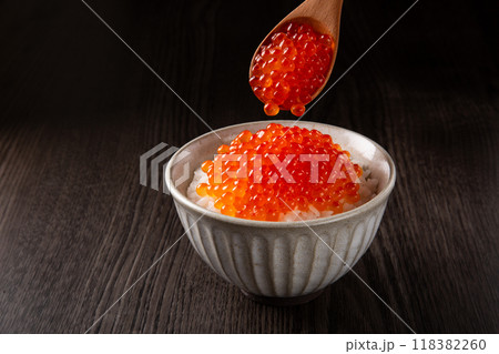 ご飯にいくらをのせる ご飯にいくらをのせる 118382260
