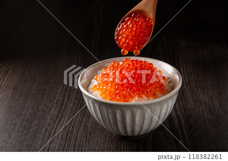 ご飯にいくらをのせる 118382261