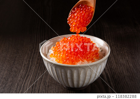 ごはんにスプーンでいくらをのせる ごはんにスプーンでいくらをのせる 118382288