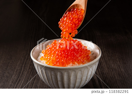 ごはんにスプーンでいくらをのせる ごはんにスプーンでいくらをのせる 118382291