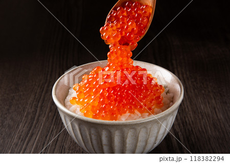 ごはんにスプーンでいくらをのせる 118382294