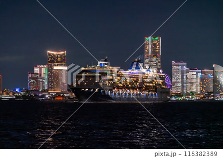 《神奈川県》出港する豪華客船と横浜の夜景 118382389