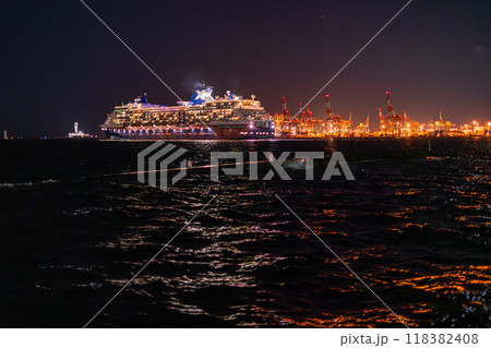 《神奈川県》横浜港を出港する豪華客船 118382408