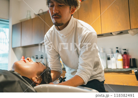 男性美容師のシャンプーワーク 118382491