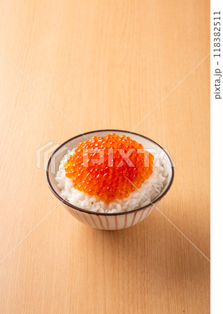 テーブルの上のいくら丼 118382511