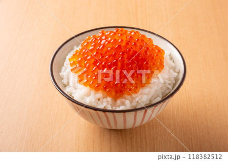テーブルの上のいくら丼 118382512