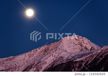 夜叉神峠から見る朝焼けの北岳と満月 118382620