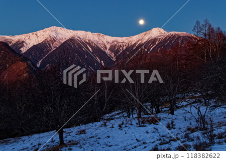 夜叉神峠から見る朝焼けの北岳・間ノ岳と満月 118382622