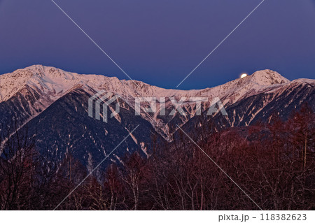 夜叉神峠から見る夜明けの北岳に沈む満月 118382623
