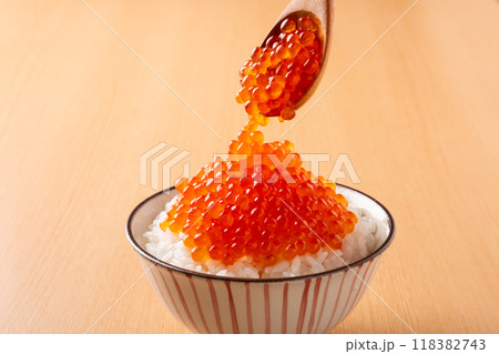 テーブルの上のいくら丼 118382743