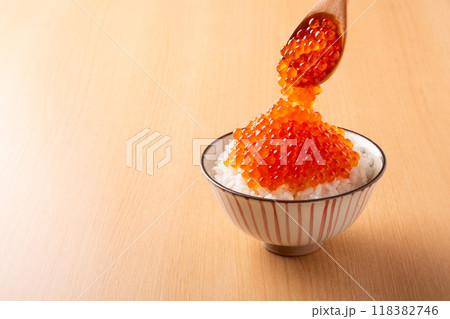 テーブルの上のいくら丼 118382746