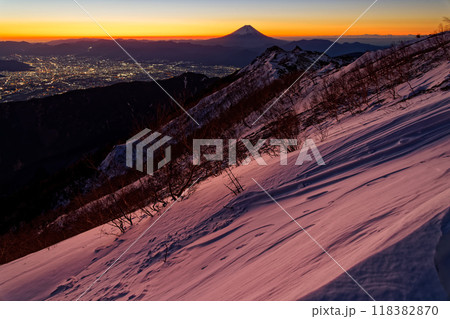厳冬の南アルプス・鳳凰山・観音岳から見る夜明けの富士山 118382870