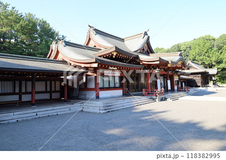 広島県福山市の福山八幡宮境内にある合祭殿と東社殿の風景 広島県福山市の福山八幡宮境内にある合祭殿と東社殿の風景 118382995