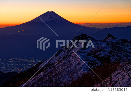 南アルプス・鳳凰山・観音岳から見る夜明けの富士山と薬師岳 118383015
