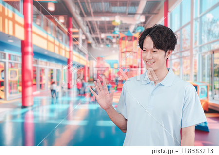 キッズスペースで働く若い男性 118383213