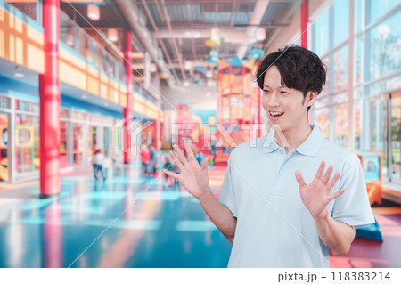 キッズスペースで働く若い男性 118383214