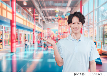 キッズスペースで働く若い男性 118383219