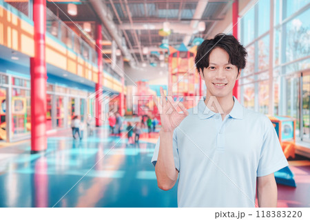 キッズスペースで働く若い男性 118383220