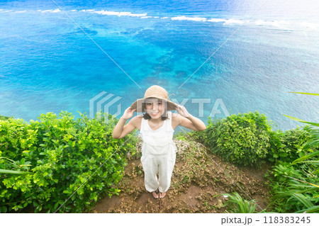 宮古島絶景ポイントから撮影した麦わら帽子の女性ートレート 118383245