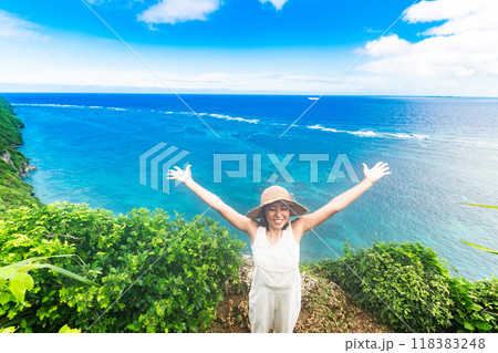 宮古島絶景ポイントから撮影した開放感いっぱいの女性ートレート 宮古島絶景ポイントから撮影した開放感いっぱいの女性ートレート 118383248