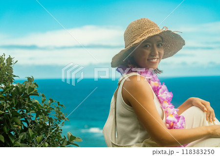 沖縄の海を見つめるリゾート旅の女性 118383250