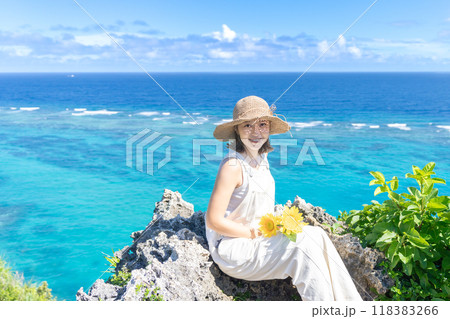 南国リゾートを旅する女性のポートレート 南国リゾートを旅する女性のポートレート 118383266