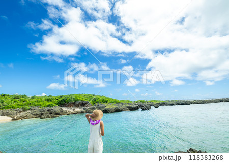 空港に降り立つ旅客機を見上げる女性ポートレート 118383268