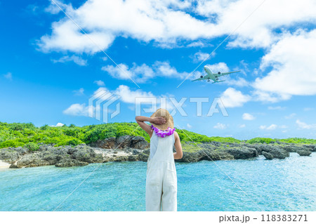空港に降り立つ旅客機を見上げる女性ポートレート 空港に降り立つ旅客機を見上げる女性ポートレート 118383271