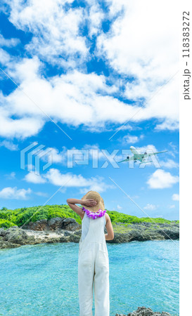 空港に降り立つ旅客機を見上げる女性ポートレート 118383272