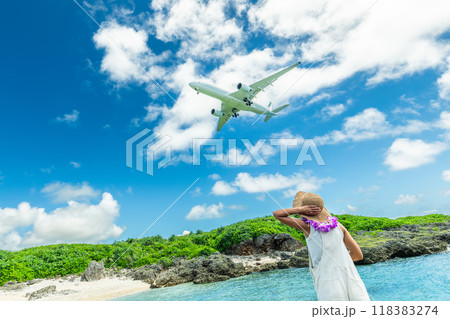 空港に降り立つ旅客機を見上げる女性ポートレート 118383274