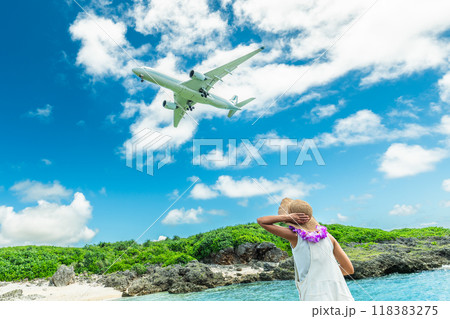 空港に降り立つ旅客機を見上げる女性ポートレート 空港に降り立つ旅客機を見上げる女性ポートレート 118383275