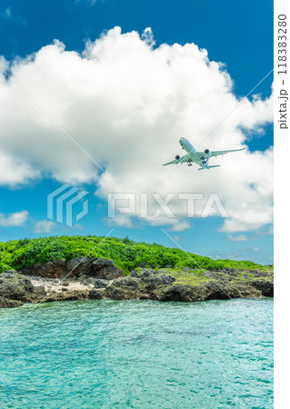 飛行機と海で出かけるリゾート旅 118383280