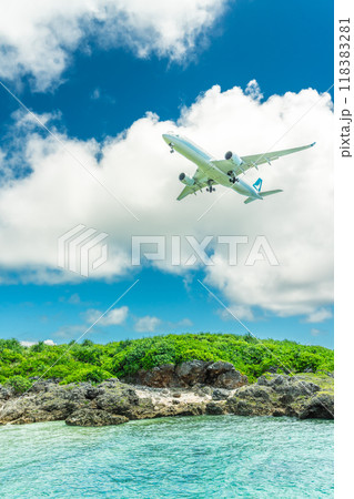 飛行機と海で出かけるリゾート旅 118383281