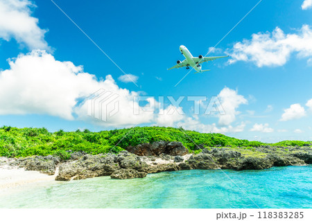 飛行機と海で出かけるリゾート旅 118383285