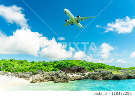 飛行機と海で出かけるリゾート旅 118383290